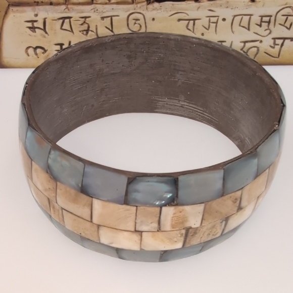 Elegant Mother of Pearl Bracelet - Picture 4 of 6